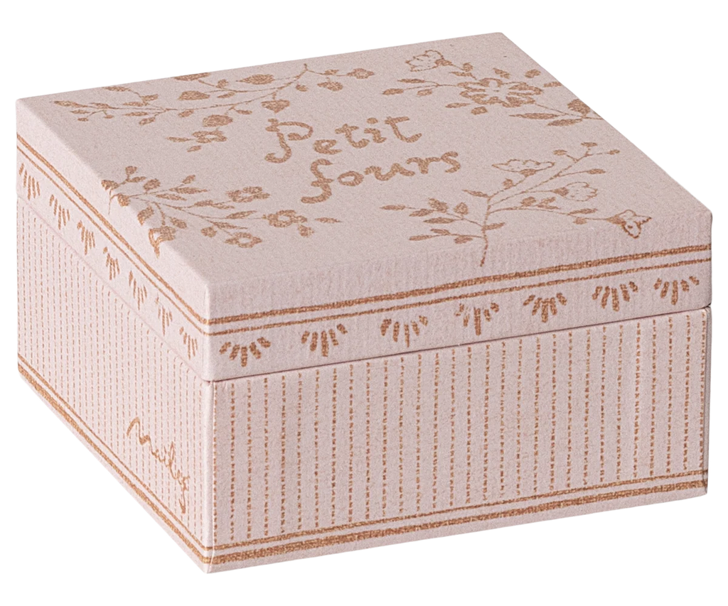 Square, pale pink Maileg Miniature Cakes & Cake Stand gift box featuring a dollhouse cake set, with “Petit Fours” text and floral illustrations on the lid.