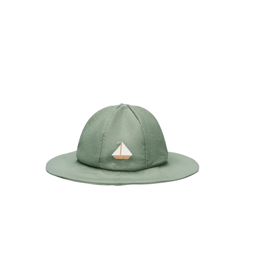 The Donsje Organic Cotton Steijn Boat Hat is light green, features a wide brim for sun protection, and has a small embroidered sailboat on the front.