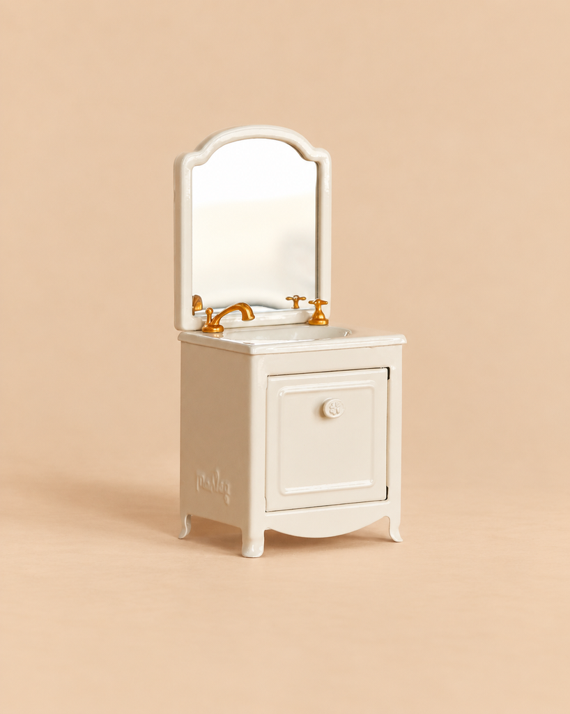 Off-white Maileg Sink Dresser, Mouse Size, featuring a mirror, basin, and gold-colored faucets for the Maileg Mouse hole Farmhouse.