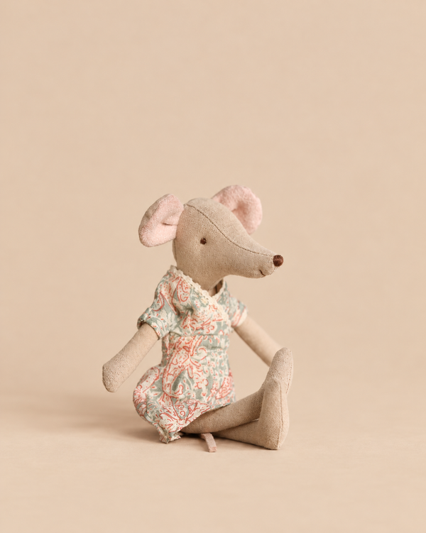 A Maileg Mom Mouse In Light Dress sitting on a solid surface.