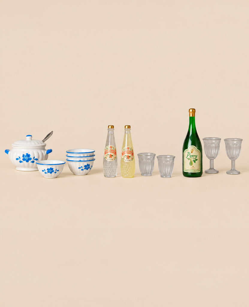Maileg Grandma’s Living Room Set, featuring a miniature toy collection with a covered tureen, three bowls, two bottles of lemonade, two tumblers, a bottle of Perry, and two stemmed glasses.